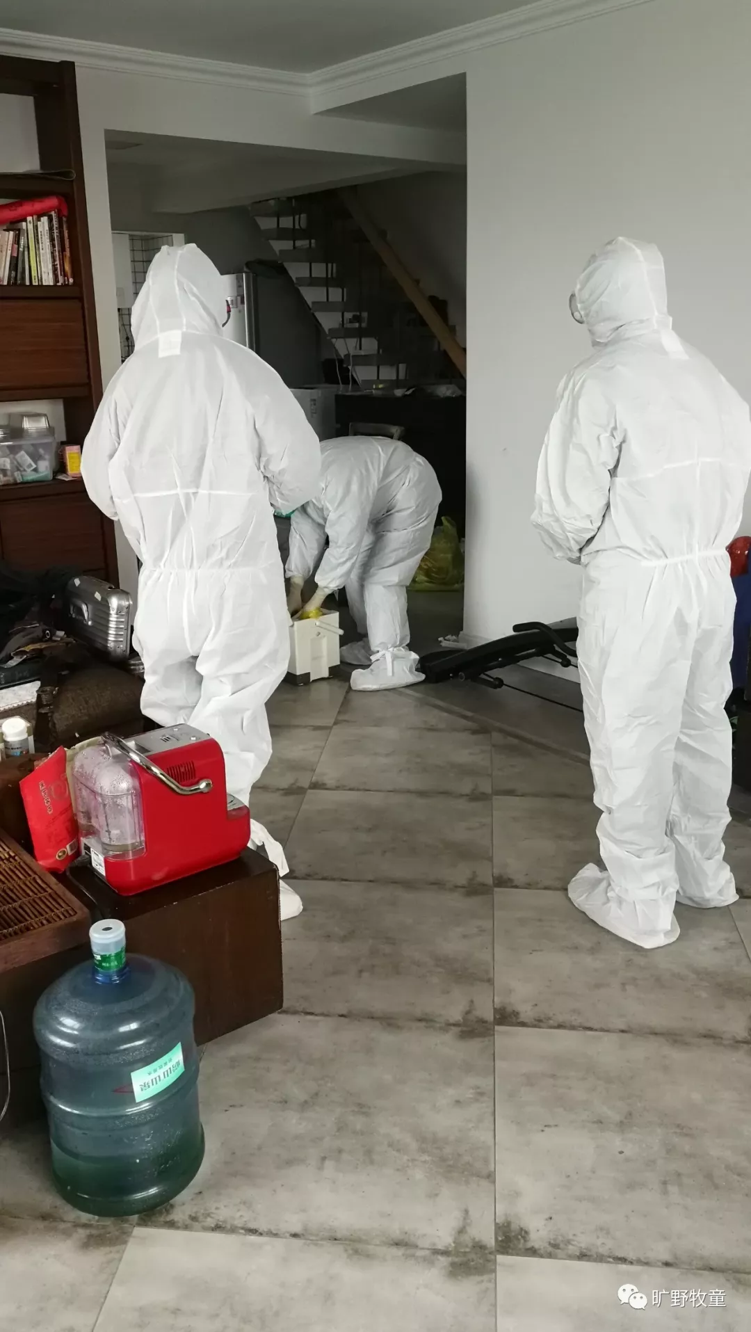 疾控中心给唐健家中消毒